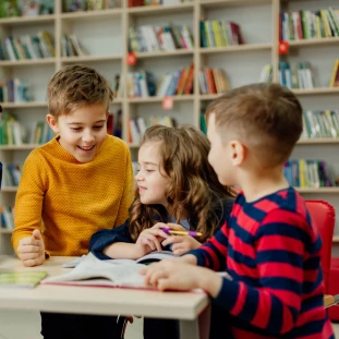 Exploradores Bilíngues: Aprendendo Inglês Brincando